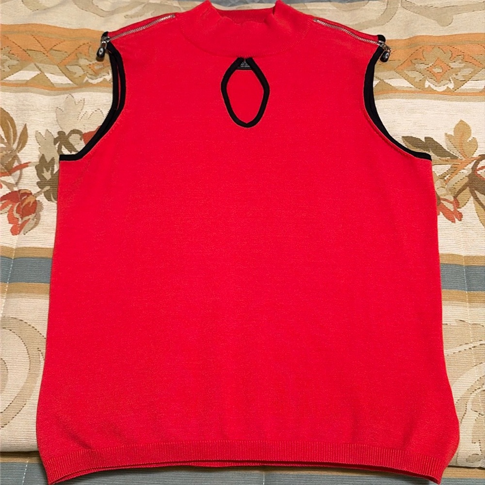 Jamie Sadock  sleeveless red top with peekaboo on front chest.❤️😍❌⭕️